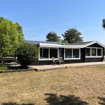 Feriehus Stunning In Sjaellands Odde With 4 Bedrooms, Jacuzzi And Sauna